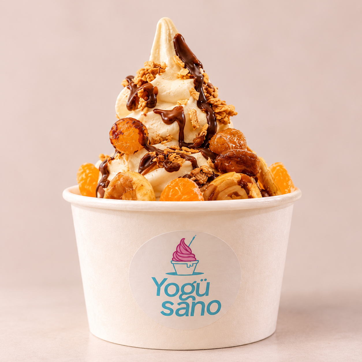 Vaso grande de helado de yogurt con frutas y granola
