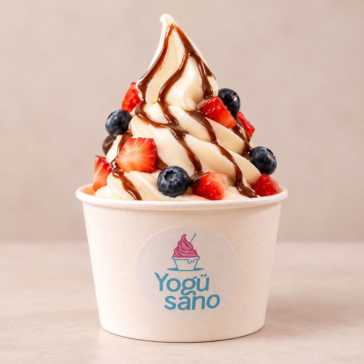 Vaso mediano de helado de yogurt con chocolate y frutos rojos