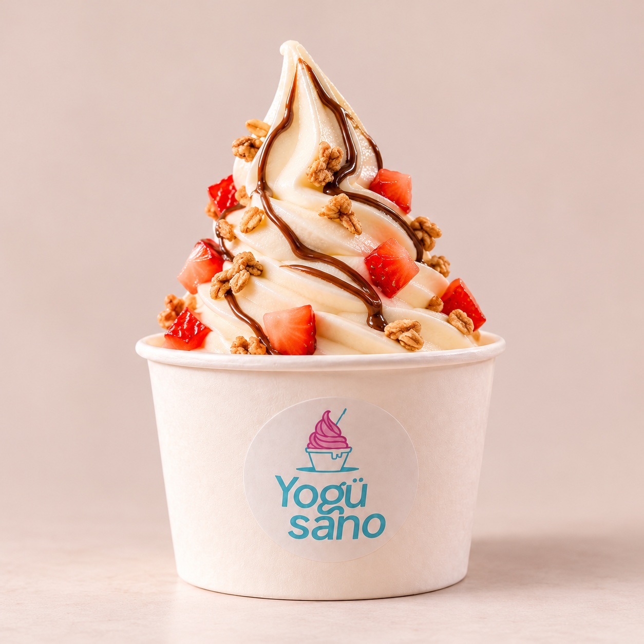 Vaso chico de helado de yogurt con fresa y granola